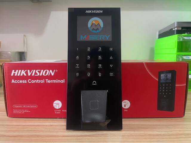 Pointeuse : Terminal de contrôle d'accès présence Hikvision avec Empreinte carte MF PoE DS-K1T807MBFWX-E1